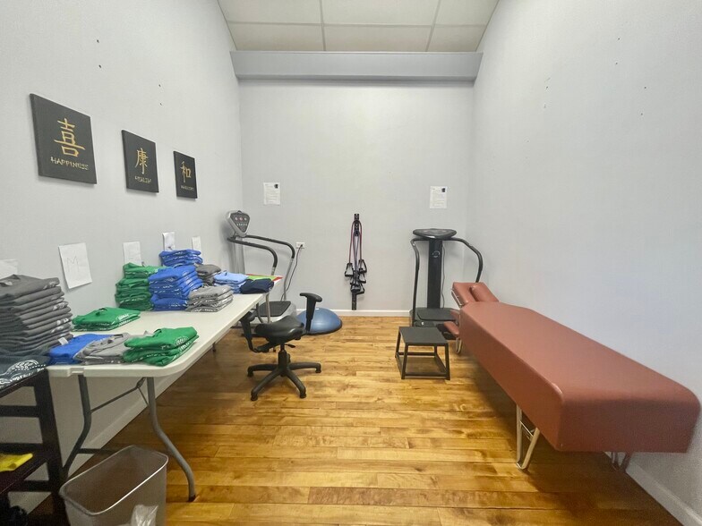 More Photos Of 1298 Newbridge Rd, North Bellmore Office For Sale