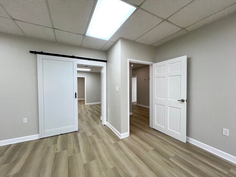 More Photos Of 8 Crain Hwy N, Glen Burnie Storefront Retail Office For Lease