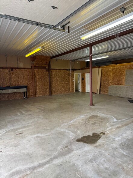 More Photos Of 72 W Main St, Reinholds Light Distribution For Lease