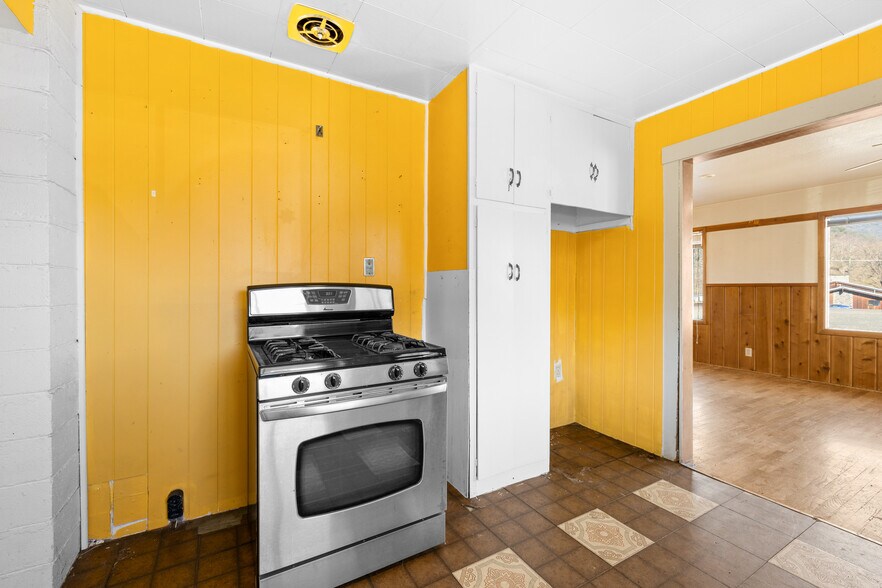 More Photos Of 175 Rogue River Hwy, Gold Hill Office For Sale