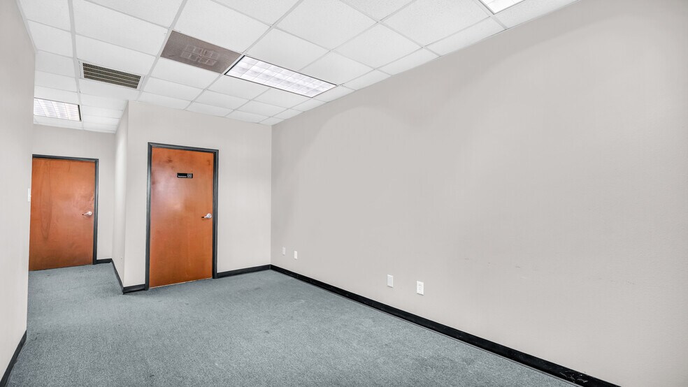 More Photos Of 118 Marble Ct, Aledo Showroom For Lease