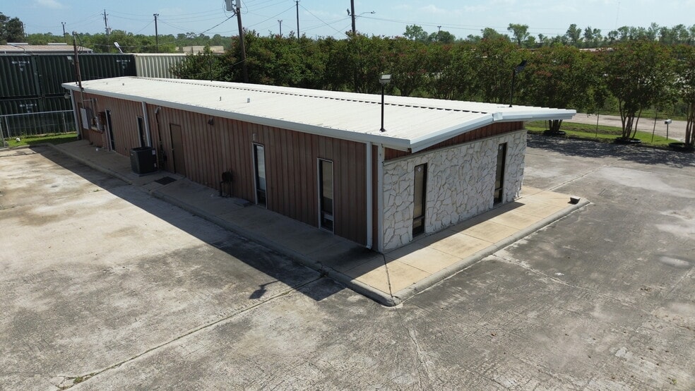 More Photos Of 3419 Trailmobile Dr, Houston Office For Sale