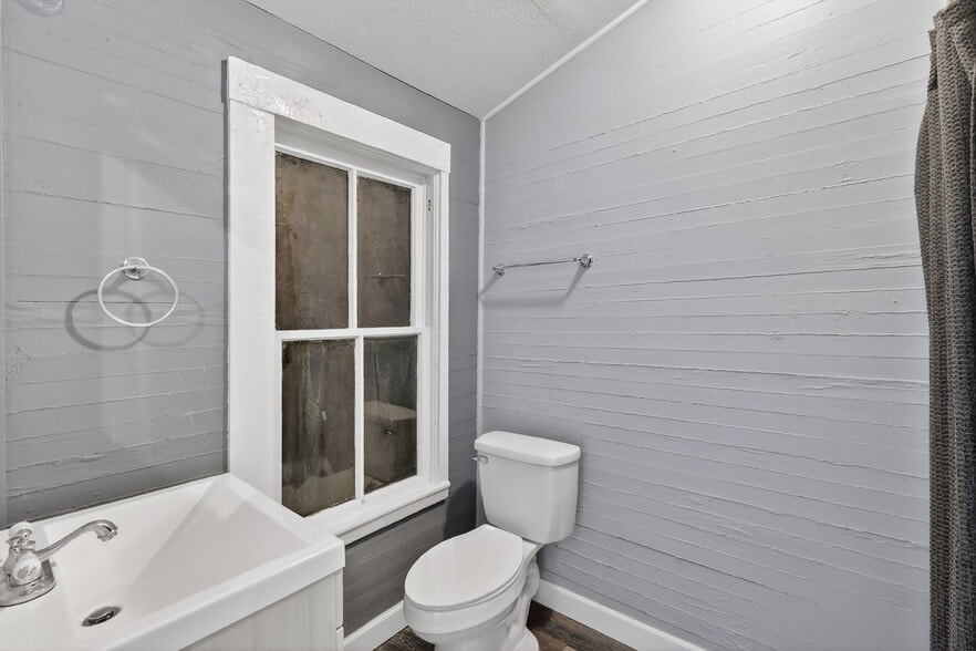 More Photos Of 103 S 2nd St, Leesburg Office For Lease