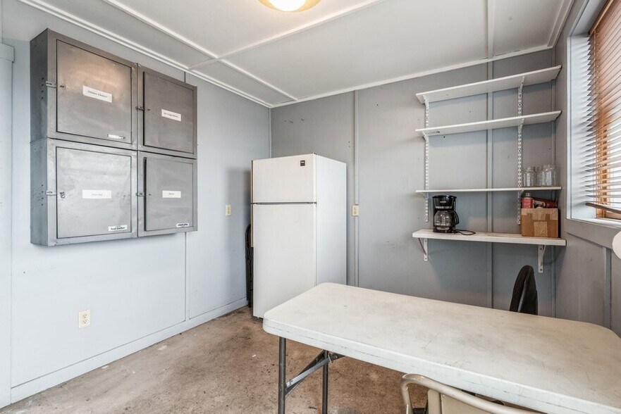 More Photos Of 114 Thomas Cir, Monticello Warehouse For Lease