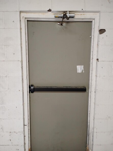 More Photos Of 111 Tibet Ave, Savannah Self Storage For Lease