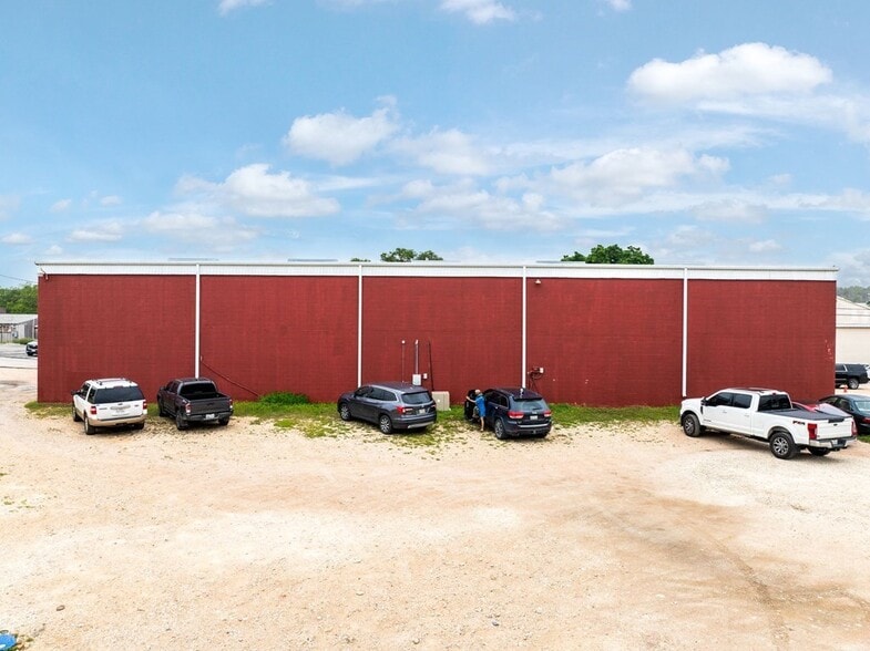 More Photos Of 1100 Water St, Kerrville Warehouse For Sale