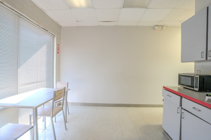 More Photos Of 804 Beltline Rd SW, Decatur Freestanding For Lease