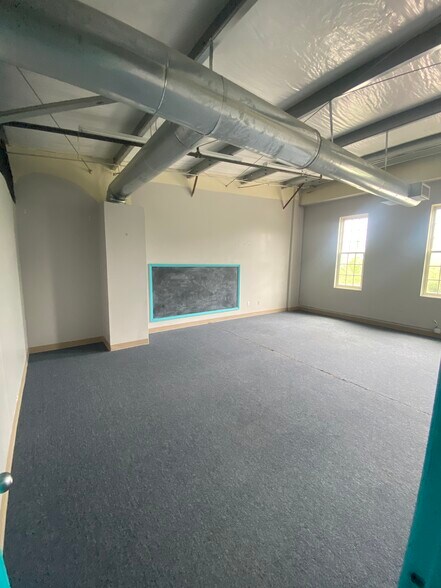More Photos Of 1227 Lakeview Dr, Franklin Storefront Retail Office For Lease