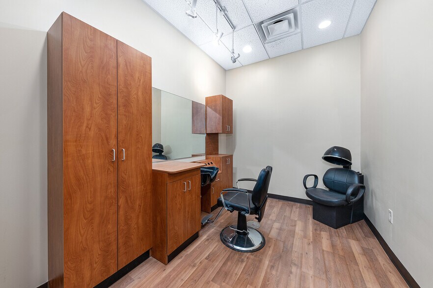 More Photos Of 1029-1033 Kilbery Ln, North Aurora Storefront Retail Office For Lease