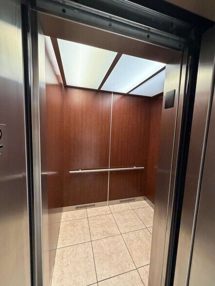 More Photos Of 1100 S Powerline Rd, Deerfield Beach Showroom For Sale