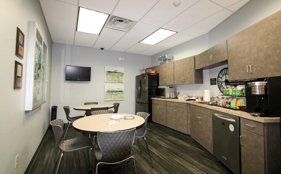 More Photos Of 9911 Shelbyville Rd, Louisville Office For Sale