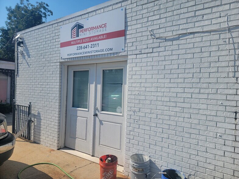 More Photos Of 700 W Railroad St, Long Beach Warehouse For Sale