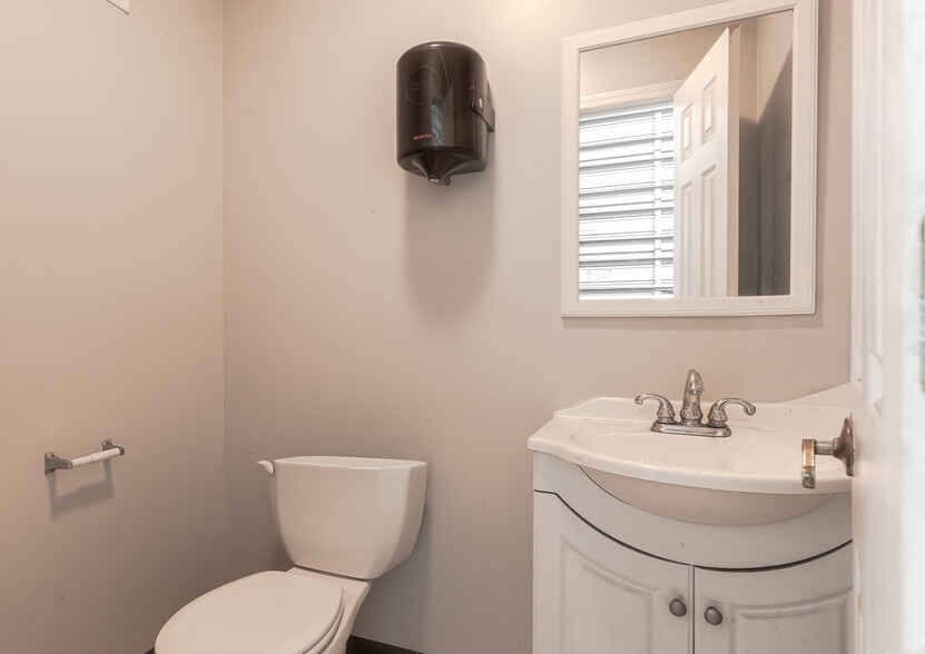 More Photos Of 1700 W 5th North St, Summerville Flex For Sale