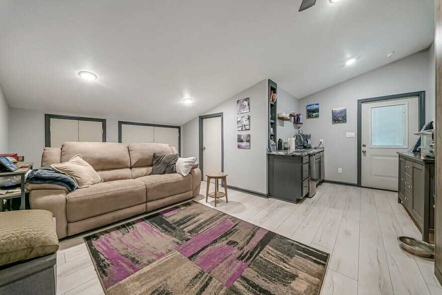More Photos Of 7817 Hillmont St, Houston Flex For Lease