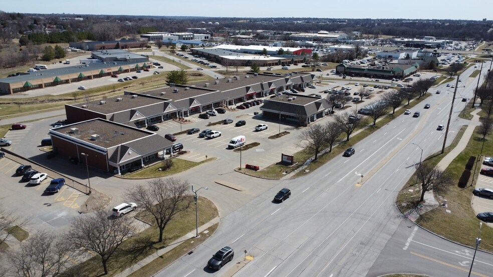 More Photos Of 2725-2819 100th St, Urbandale Storefront For Lease