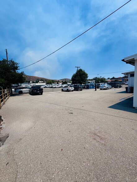 More Photos Of Busy Street Retail Small Rare Space, Thousand Oaks Storefront Retail Office For Lease
