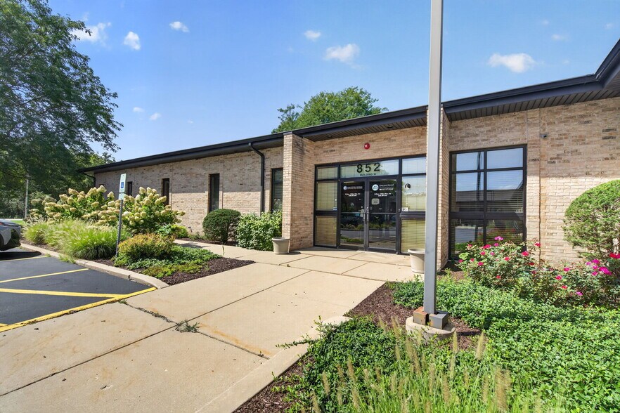 More Photos Of 852 W Bartlett Rd, Bartlett Office For Lease