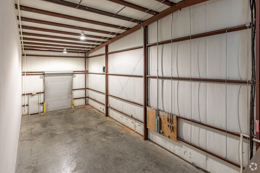 More Photos Of 1516 Kalamazoo Dr, Griffin Unknown For Lease