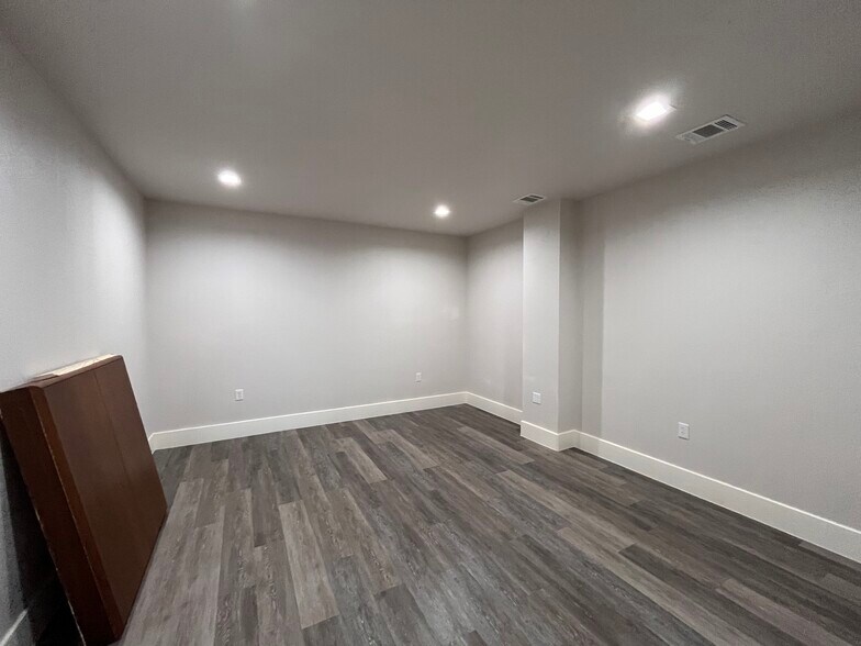 More Photos Of 3014 Pansy St, Pasadena Warehouse For Lease