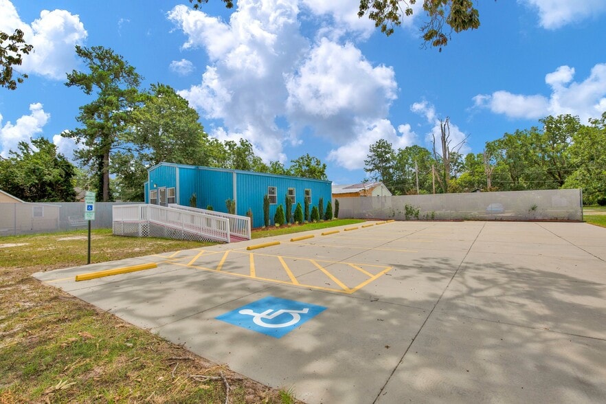 More Photos Of 2407 W 5th St, Lumberton Office For Sale