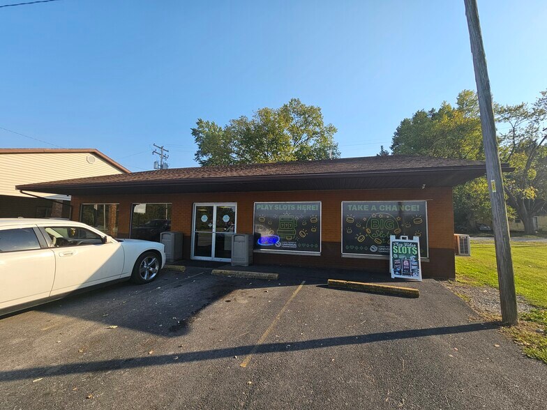 More Photos Of 512 W Egyptian Ave, Christopher Bar For Sale