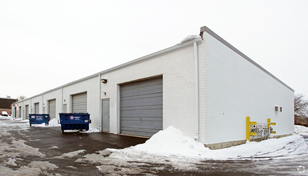 More Photos Of 703 W Annoreno Dr, Addison Warehouse For Lease