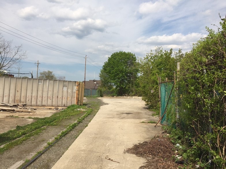 More Photos Of 2 Rossmore Ave, Central Islip Warehouse For Lease