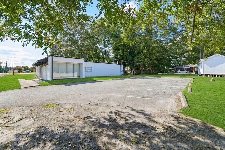 More Photos Of 224 E Broad St, Winder Medical For Sale
