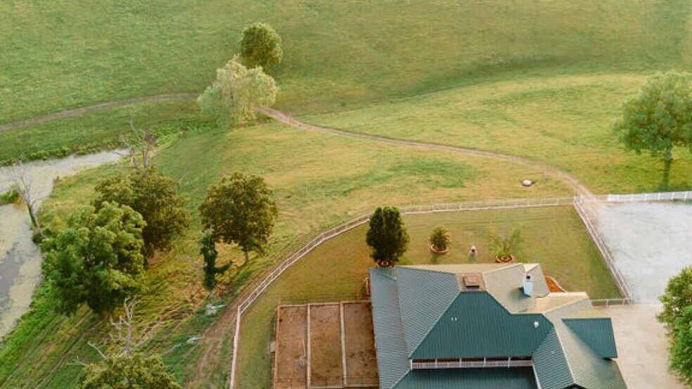 More Photos Of 352 MO-245, Dadeville Horse Stables For Sale
