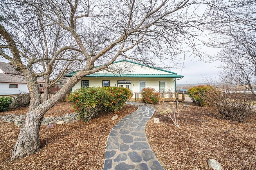 More Photos Of 425 Applegate Way, Ashland Industrial For Lease