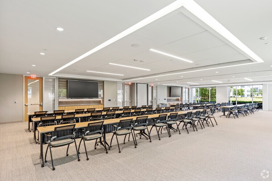 More Photos Of 14241 Dallas Pky, Dallas Office For Lease