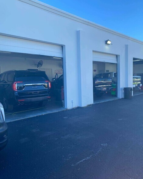 More Photos Of 1110 E Bay Dr, Largo Storefront Retail Office For Lease