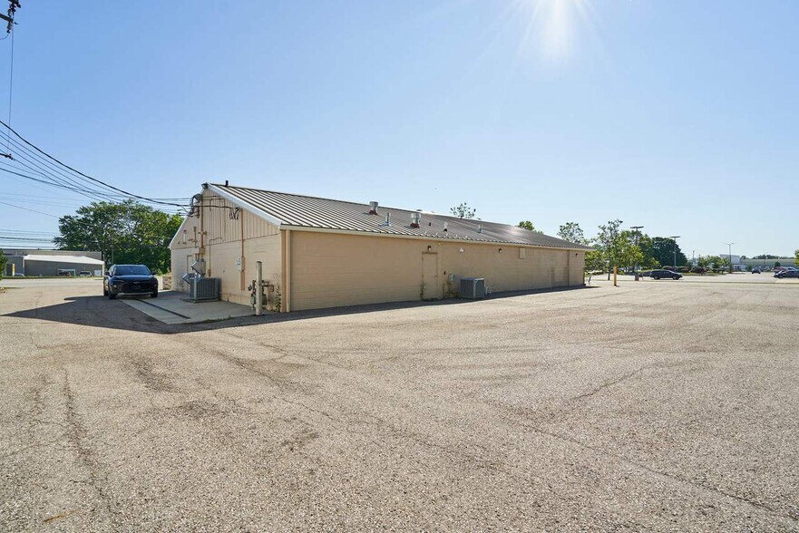 More Photos Of 9081 State Route 14, Streetsboro General Retail For Lease
