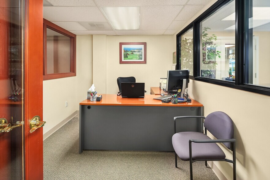 More Photos Of 504 Holly Dr, Edmonds Office For Sale