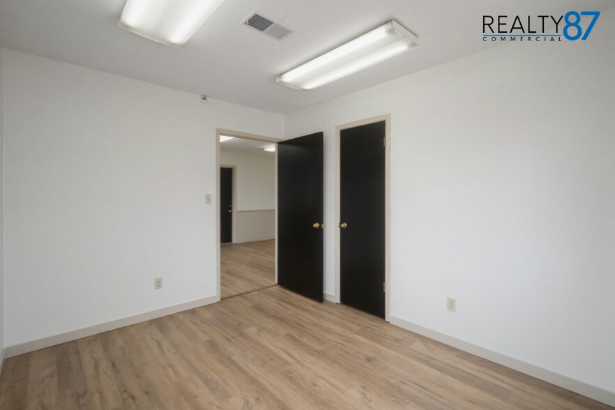 More Photos Of 1620 W Post Rd SW, Cedar Rapids Warehouse For Sale