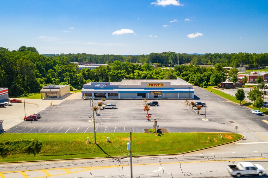 More Photos Of 200 E Louise St, Clarkesville Freestanding For Lease