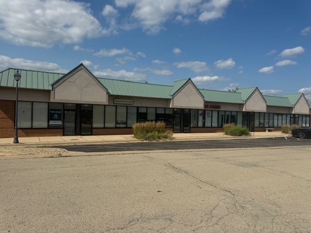 More Photos Of 108 Valley Dr, Elburn Storefront For Lease