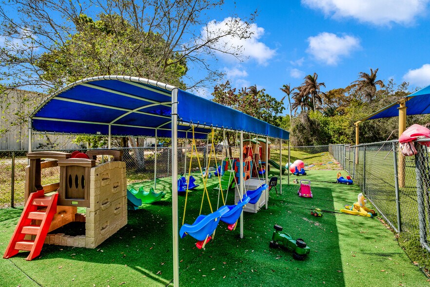 More Photos Of 1285 6th Ave, Vero Beach General Retail For Sale