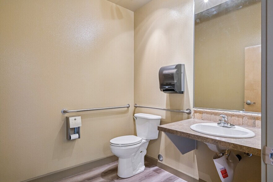 More Photos Of 1093 E Iron Eagle Dr, Eagle Medical For Lease