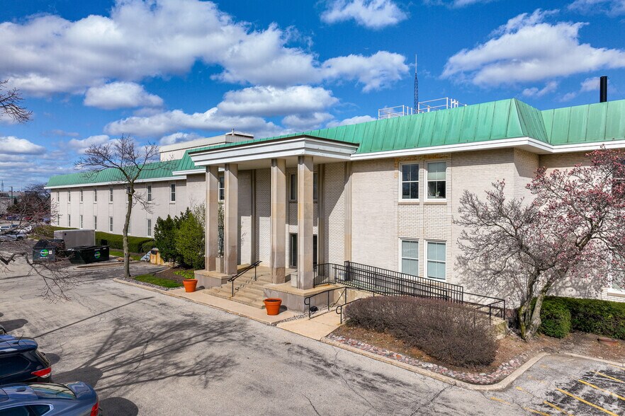 More Photos Of 2250 E Devon Ave, Des Plaines Medical For Lease