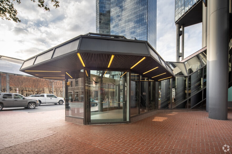 More Photos Of 301 Commerce St, Fort Worth Office For Lease