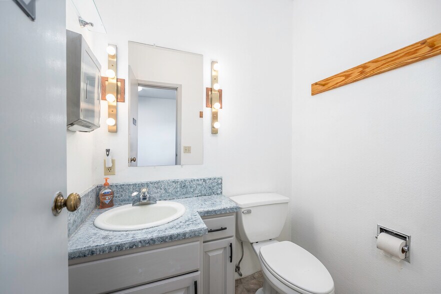 More Photos Of 1336 E Hunter Pl, Moses Lake Office For Sale