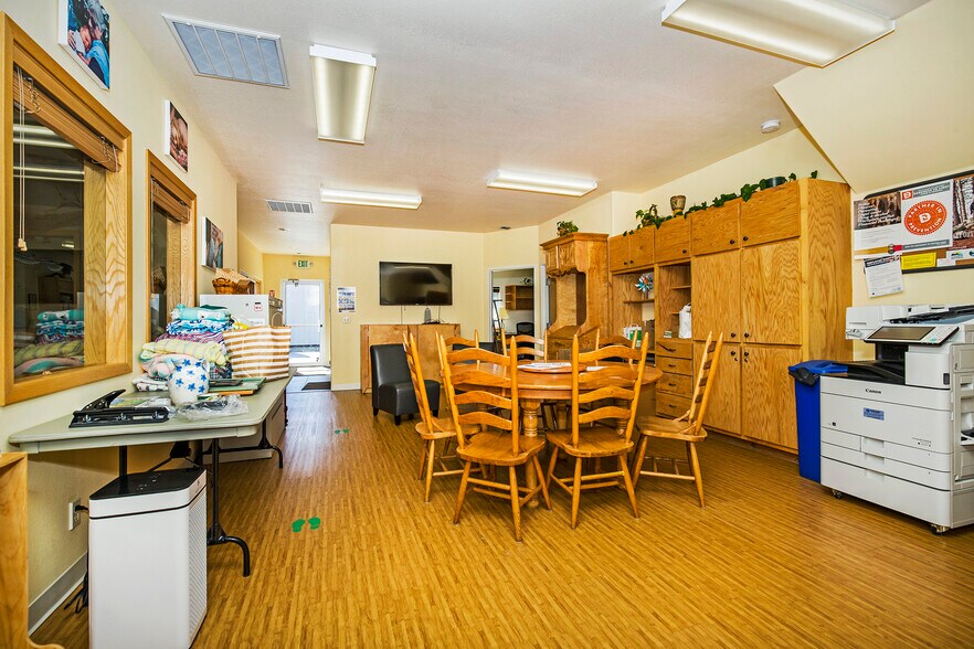 More Photos Of 137 McGhee Rd, Kootenai Storefront Retail Office For Sale