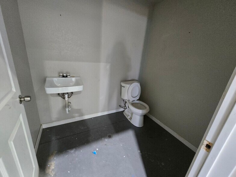 More Photos Of 600 S Cherry Ln, White Settlement Light Distribution For Lease