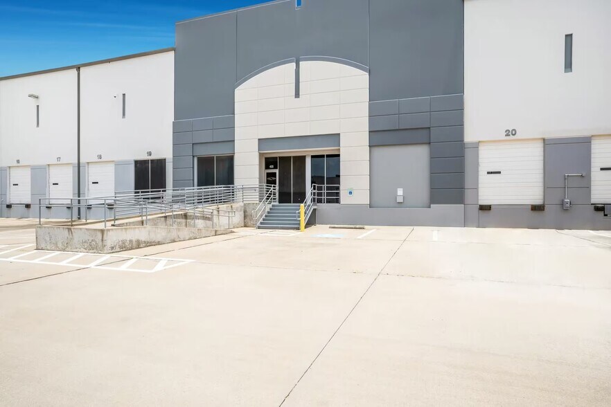 More Photos Of 615 Westport Pky, Grapevine Unknown For Lease