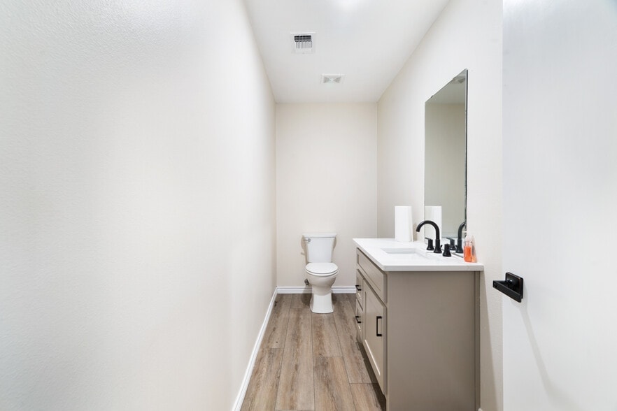 More Photos Of 3790 Lamar Ave, Paris Warehouse For Sale