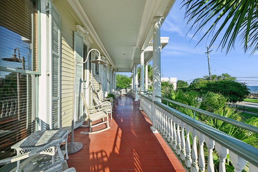 More Photos Of 2001 Lakeshore Dr, Mandeville Office For Sale