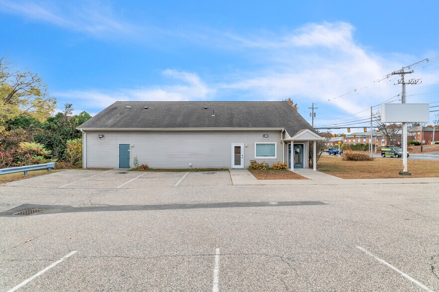 Primary Photo Of 1361 Memorial Dr, Chicopee Veterinarian Kennel For Lease