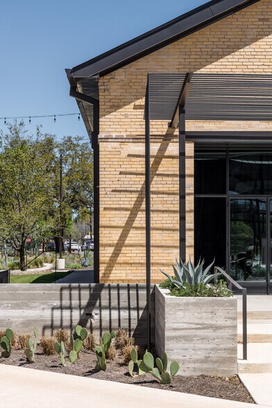 More Photos Of 306 S Main St, Buda Restaurant For Lease