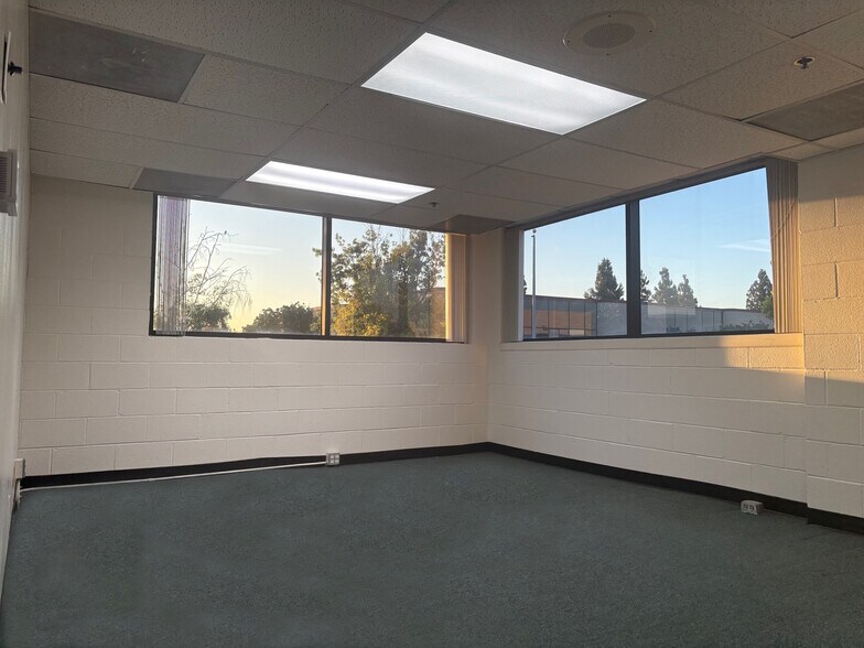 More Photos Of 5450 Tech Cr, Moorpark Manufacturing For Lease